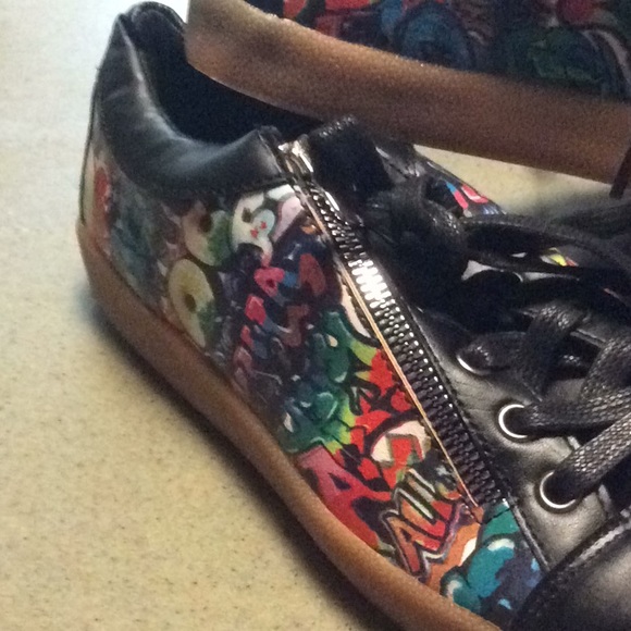 Tennis shoes - Picture 2 of 3